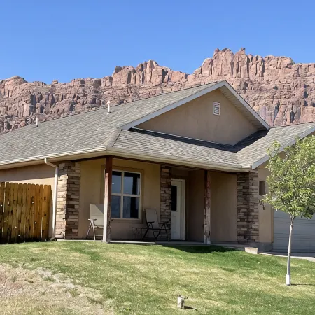Sunset Moab 3 Bedroom 2 Bath Home- AC, Seasonal Pool, Yr Round Hot Tub, Sleeps 8