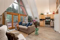 Forest Dream Retreat: A-Frame Cabin/Hot Tub/Games - Feriehus
