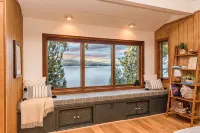 Private Waterfront Spa Retreat + Movie Theater - Hytter