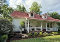Farmhouse on Rock Creek Farm in Belmont. Enjoy a treehouse & wade Rock Creek