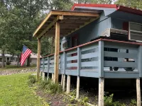 Summer Lake Fun at Cozy Blue Cabin – Prime Fishing & Boating on Lake Barkley! Hotels in Trigg County