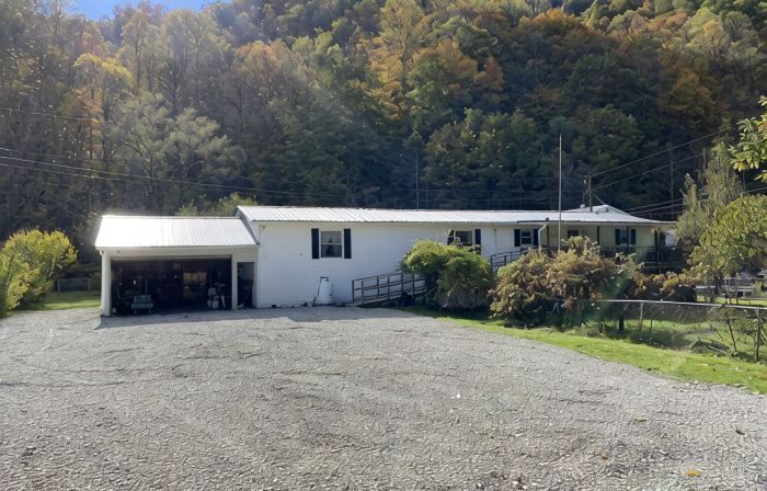 Trail Side Inn 4 bed 2 bath with trail access to 4 Hatfield-McCOY trails system
