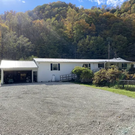Trail Side Inn 4 bed 2 bath with trail access to 4 Hatfield-McCOY trails system
