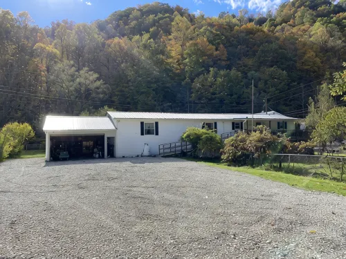 Trail Side Inn 4 bed 2 bath with trail access to 4 Hatfield-McCOY trails system