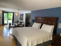 Ballard Garden Oasis with King Bed, Yard & EV Parking Hotels in Ballard