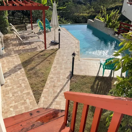 Relaxing Spacious Penthouse. Pool & deck w/panoramic view, 5 minutes to town!