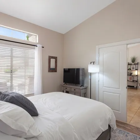 On HGTV Show House Hunters! Heated Pool! Family & Dog friendly, Prime location!