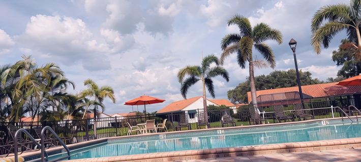 Naples Beach condo. First floor easy access- Walk to Vanderbilt Beach Hotels in Naples Park