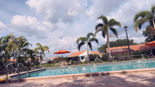 Naples Beach condo. First floor easy access- Walk to Vanderbilt Beach