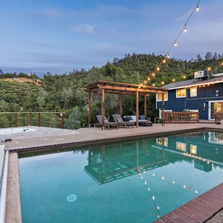 Yosemite Oasis - Mountain Views with Pool and Hottub