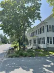Cozy 1890 Cottage Studio with Hot Tub and Fire Pit in Downtown Kennebunk