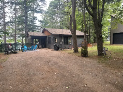 Cabin on lake . Pet friendly