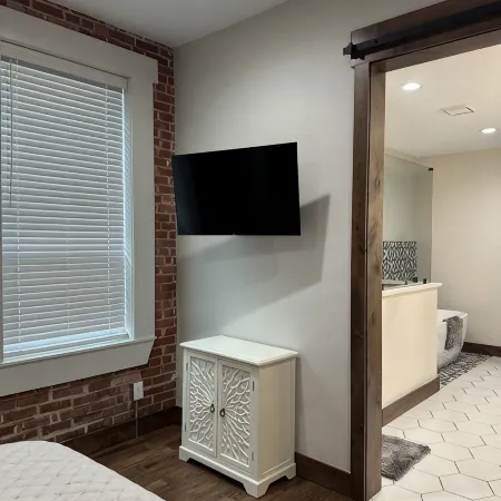 Charming 1-bedroom apartment in delightful Aubrey with WiFi, AC
