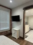 Charming 1-bedroom apartment in delightful Aubrey with WiFi, AC
