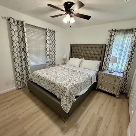 Beautiful oversized 2-bedroom house in Riverview near many points of interest. Hotels in Riverview