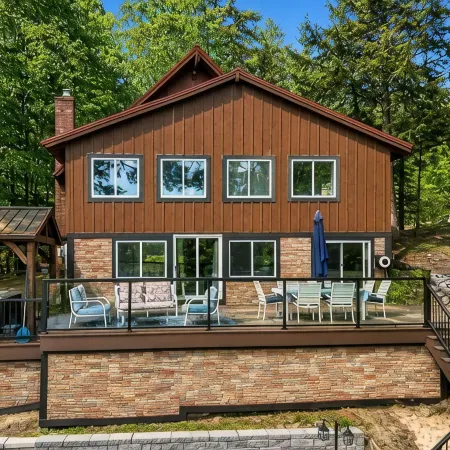 Beautiful Lake House on Belleau 100 ft of Waterfront! Kayaks, Jacuzzi 3100 sqft!