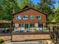 Beautiful Lake House on Belleau 100 ft of Waterfront! Kayaks, Jacuzzi 3100 sqft!