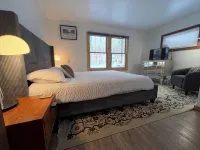 Pet Friendly Stowe Retreat • 7 Mins to Mountain & Village • Firepit • Sleeps 8