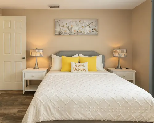 Modern Retreat, 9 Mins to Beach, Fast Wi-Fi Hotels in Holiday