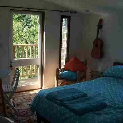 Quiet retreat in rural Cornish garden. Rooms