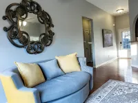 Charming 3-bedroom house in small-town Byron with WiFi, AC, and patio seating. Hotels in Byron