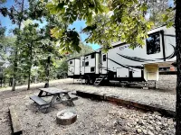 Cozy and serene RV in Broken Bow. Pet friendly, WiFi, 2 bedroom, fireplace. โรงแรมในโบรคเกนโบว์