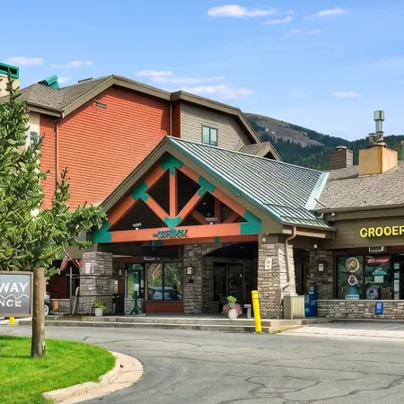 Freshly Remodeled Keystone Studio, Heated Pool, Hot tub, Walk to Gondola!