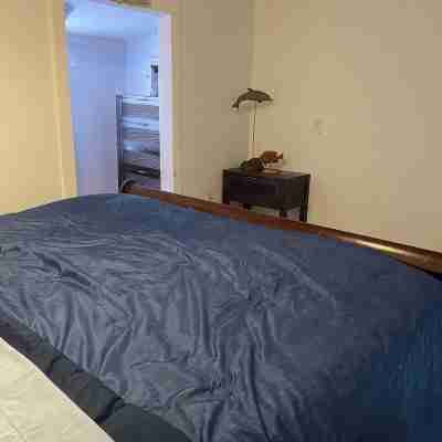 Charming waterfront 2 bedroom with bonus room that sleeps 8 in scenic Cedar Key Rooms