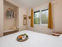 Perfect place for family time with nice shared swimming pool and playground 헤일 호텔