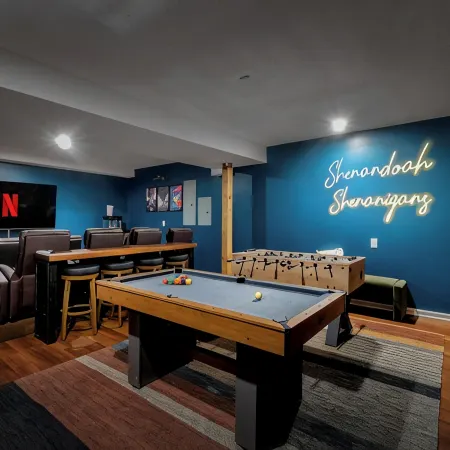 Massanutten Escape: Pool pass, Hot Tub, Sauna, Movie Theater, Game Rm, Fire pit