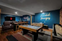 Massanutten Escape: Pool pass, Hot Tub, Sauna, Movie Theater, Game Rm, Fire pit