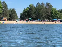 Beautiful Cottage Just minutes from The Twin Lakes & Beach