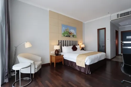 V Plaza Hotel - 5-Star