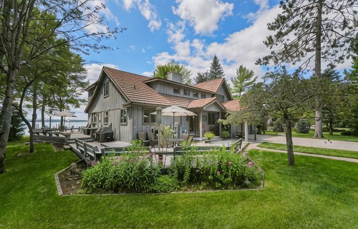 LAKEFRONT HOME w BEACH @ HIGGINS LAKE!