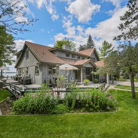 LAKEFRONT HOME w BEACH @ HIGGINS LAKE! Отели в г. Джерриш Тауншип