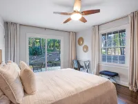 Beautiful home in the heart of Raleigh, perfect blend of convenience & comfort. Hotels in Meredith