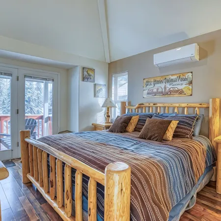 SKI IN/OUT, HOT TUB. 4 Bed 4.5 bath, 3 Kings, sleeps 20! 45 min to Glacier.