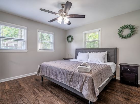 Marietta! Near the Square, Pets & Long stays ok. Entire home