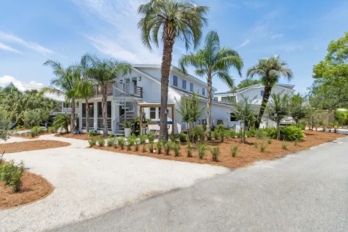 Charming Studio Apartment E - Steps to Beach & Dining - 4-Star