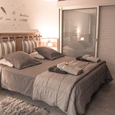 Cocooning cottage with Balnéo 2 places, private pool and wooden terrace Отели в г. Флейоск