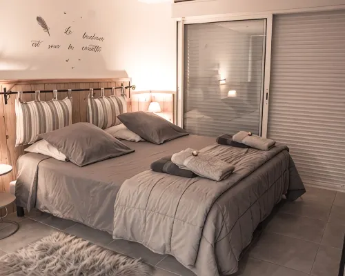 Cocooning cottage with Balnéo 2 places, private pool and wooden terrace Hotels in Flayosc