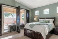 Elegant desert getaway. 4 bedroom 2.5 bath. Sleeps 8. Heated pool. Outdoor BBQ.