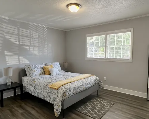 Cozy Apt. Near Downtown (2BR, 1BA, 3 beds) Hotels in Dunean