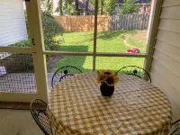 Cheerful & Spacious 3 Bedroom Home - Bungalows
