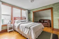 Charming Capitol Hill Craftsman Hotels in Stevens