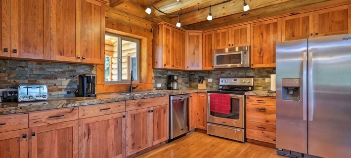 Gorgeous 5 Bedroom Log Cabin for your ALL YEAR relaxation by Zion National Park Hotels in Kane County