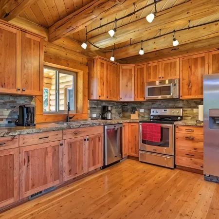Gorgeous 5 Bedroom Log Cabin for your ALL YEAR relaxation by Zion National Park