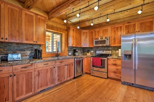 Gorgeous 5 Bedroom Log Cabin for your ALL YEAR relaxation by Zion National Park - Uima-altaat