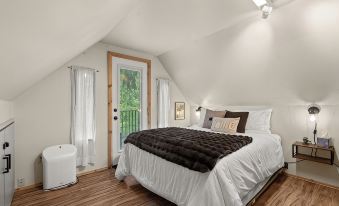Riverfront Luxury Cabin-Hot Tub-EV-Deluxe Kitchen-WiFi