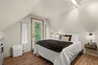 Riverfront Luxury Cabin-Hot Tub-EV-Deluxe Kitchen-WiFi - Hytter